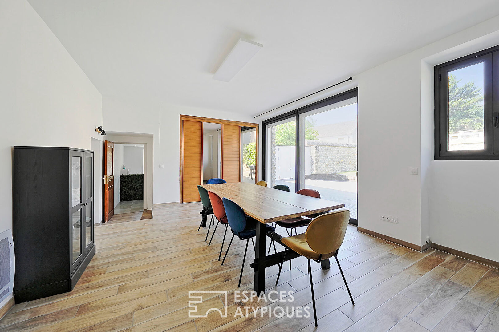 Maison en pierre rénovée avec jardin et cour