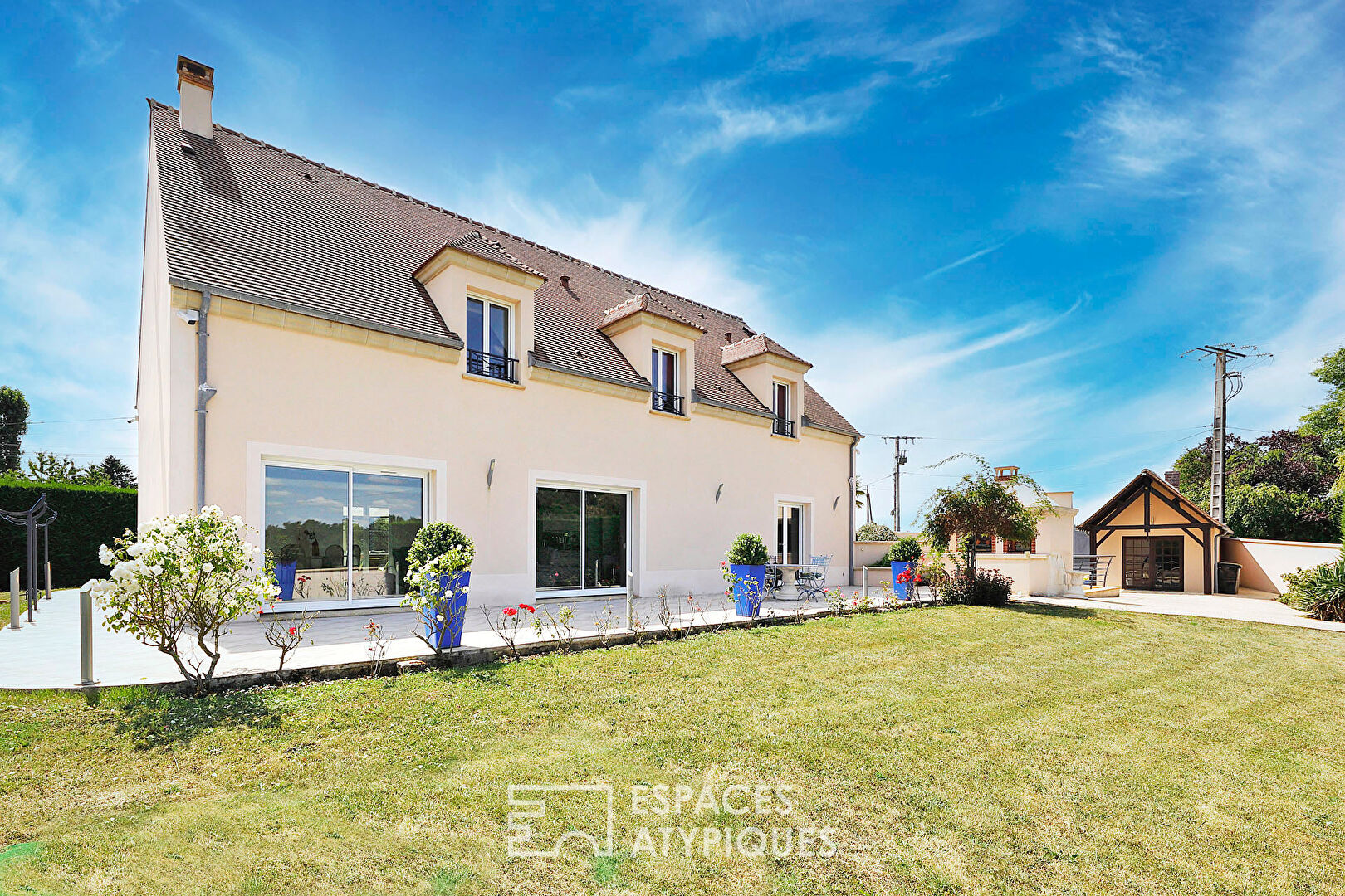 Maison contemporaine et familiale avec jardin paysager