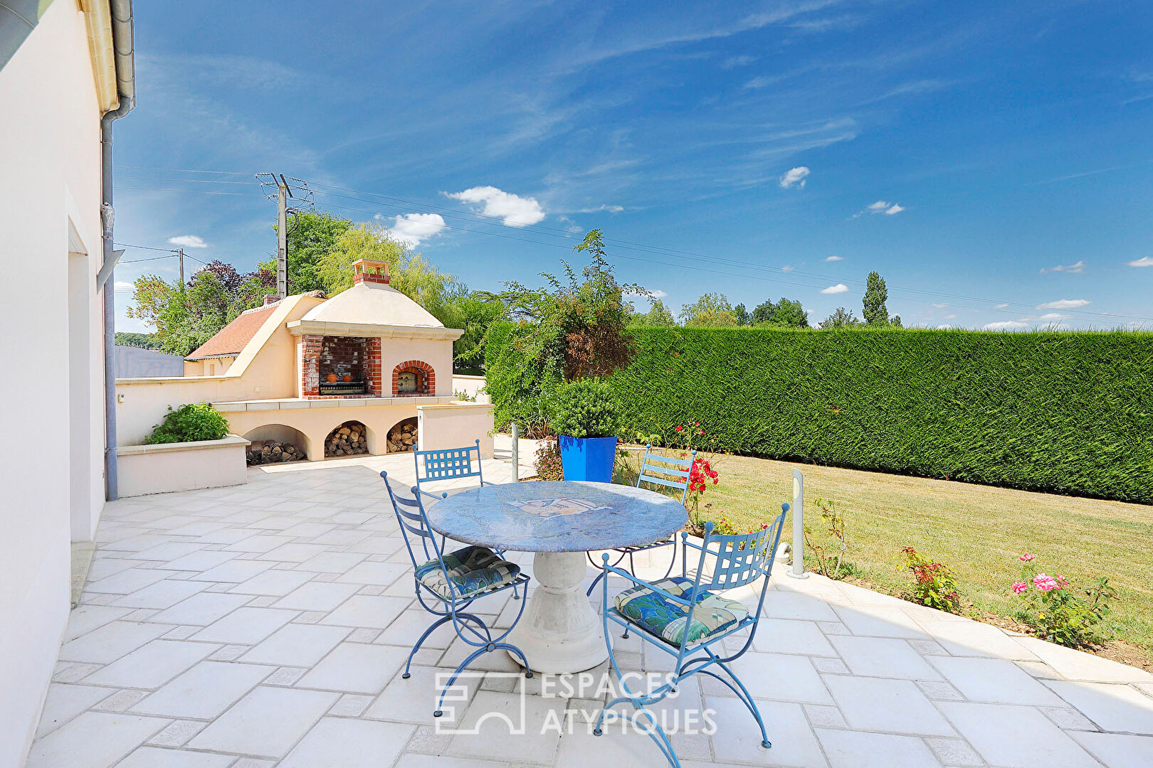Maison contemporaine et familiale avec jardin paysager