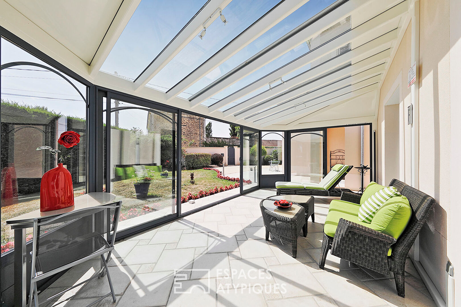 Maison contemporaine et familiale avec jardin paysager