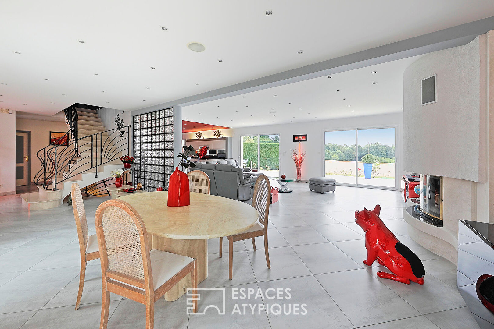 Maison contemporaine et familiale avec jardin paysager