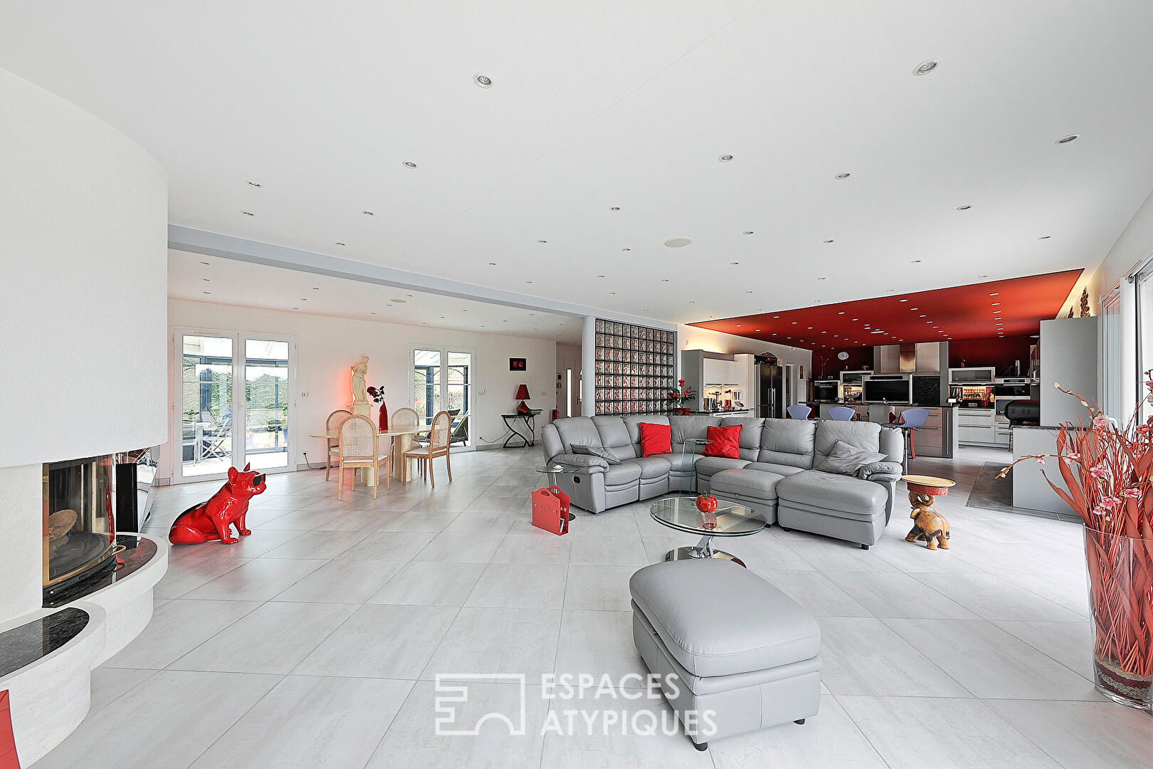 Maison contemporaine et familiale avec jardin paysager