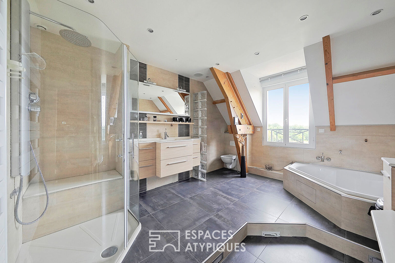 Maison contemporaine et familiale avec jardin paysager