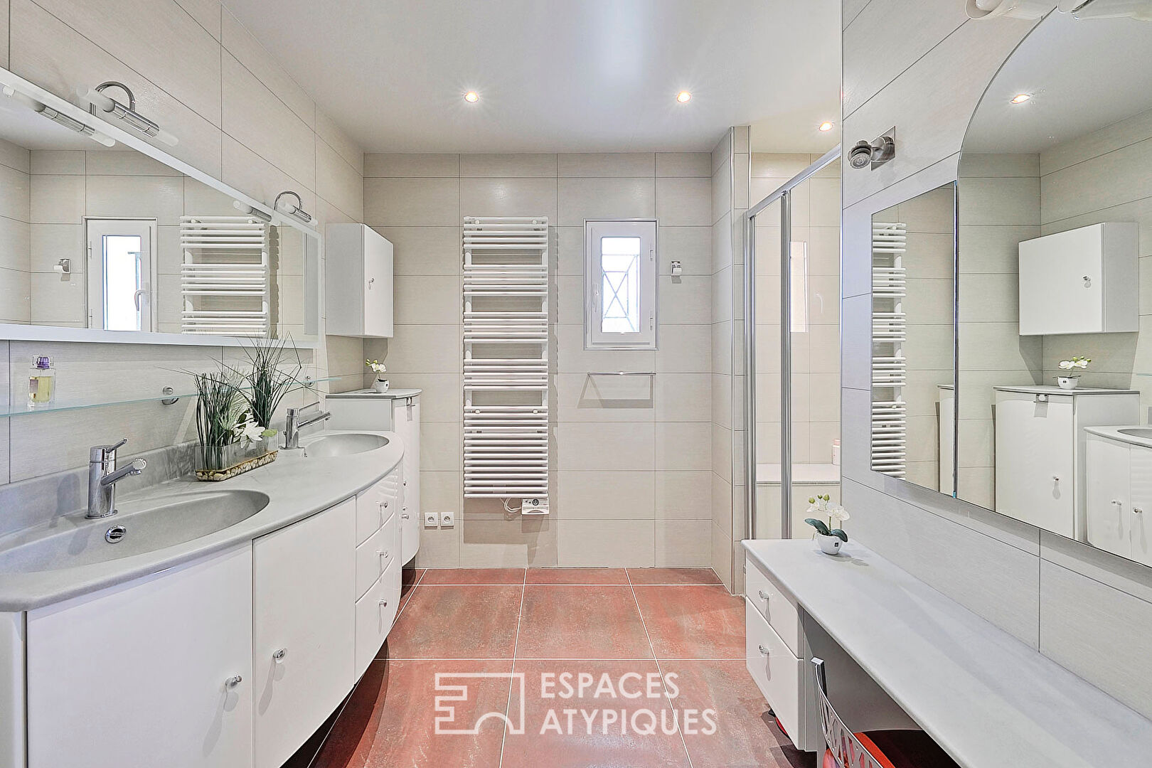 Maison contemporaine et familiale avec jardin paysager