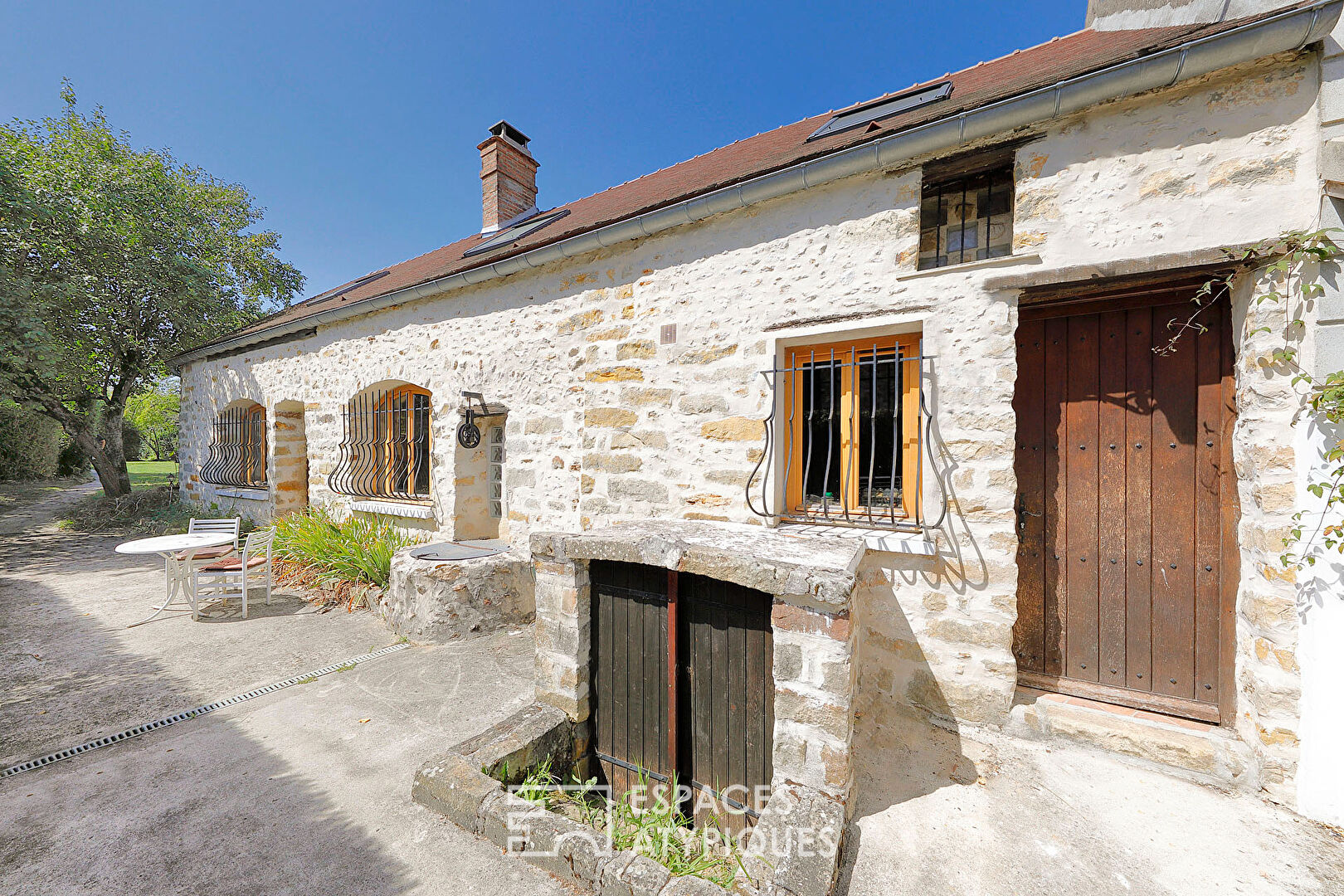 Maison en pierre avec un généreux jardin planté d'arbres fruitiers