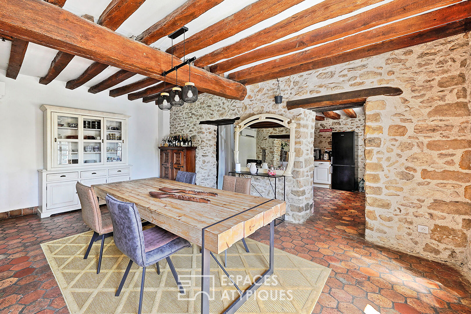 Maison en pierre avec un généreux jardin et ses arbres fruitiers
