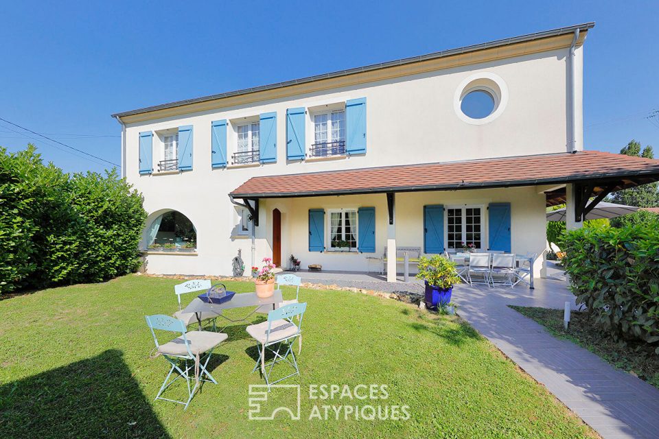 Maison contemporaine de caractère avec dépendance et jardin paysager