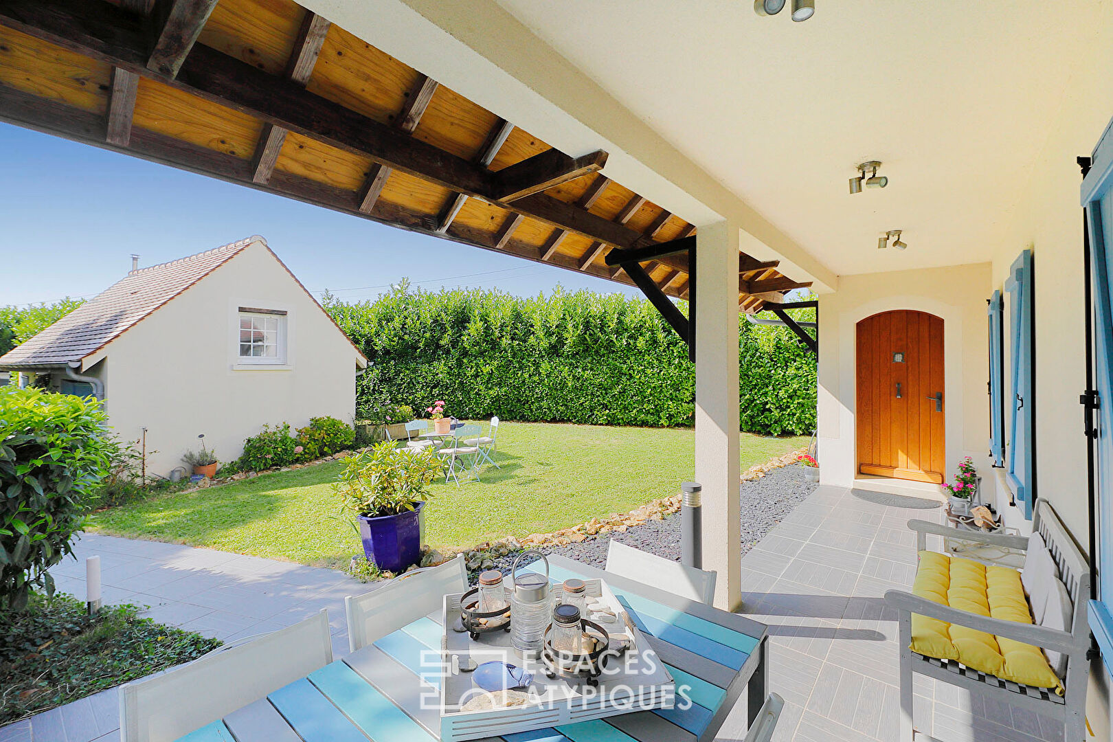 Maison contemporaine de caractère avec dépendance et jardin paysager