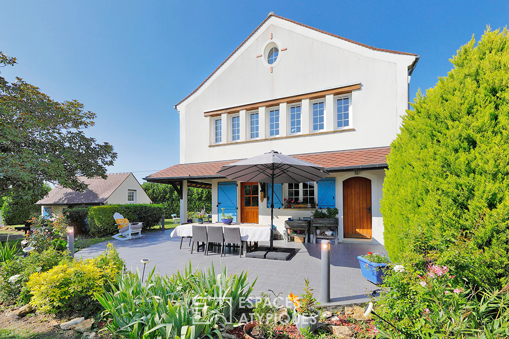 Maison contemporaine de caractère avec dépendance et jardin paysager