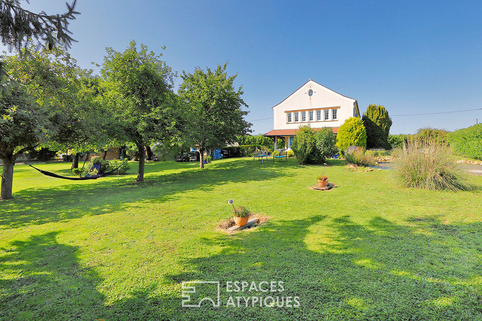 Maison contemporaine de caractère avec dépendance et jardin paysager