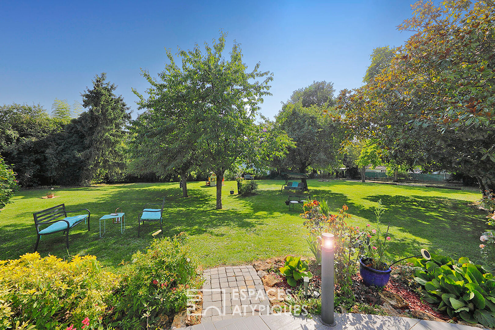 Maison contemporaine de caractère avec dépendance et jardin paysager