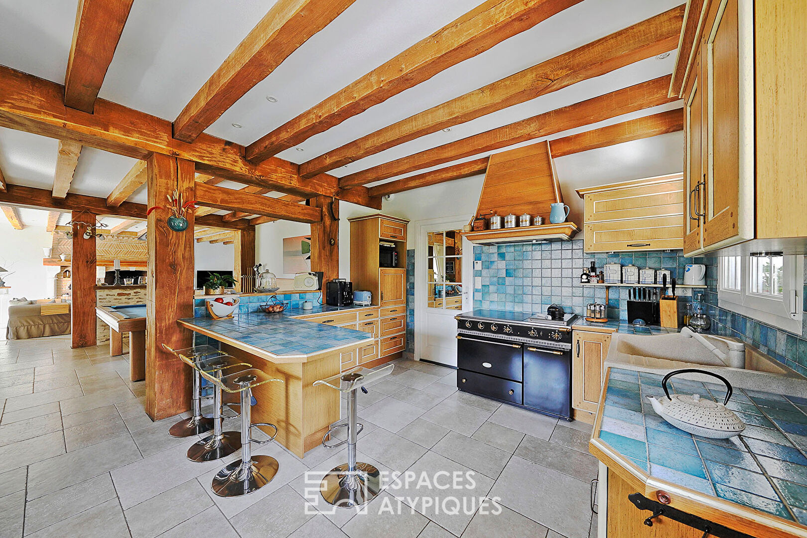 Maison contemporaine de caractère avec dépendance et jardin paysager