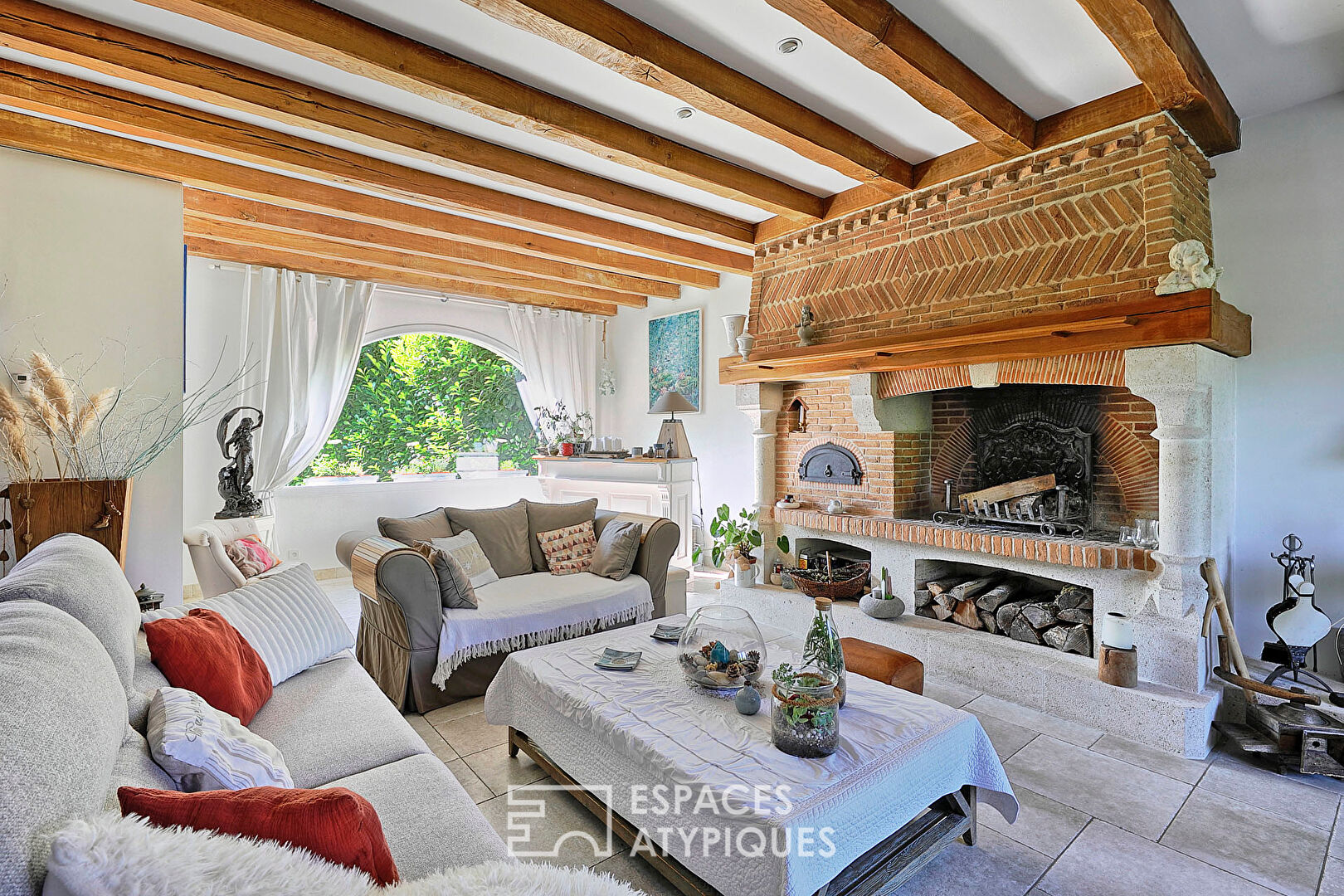 Maison contemporaine de caractère avec dépendance et jardin paysager