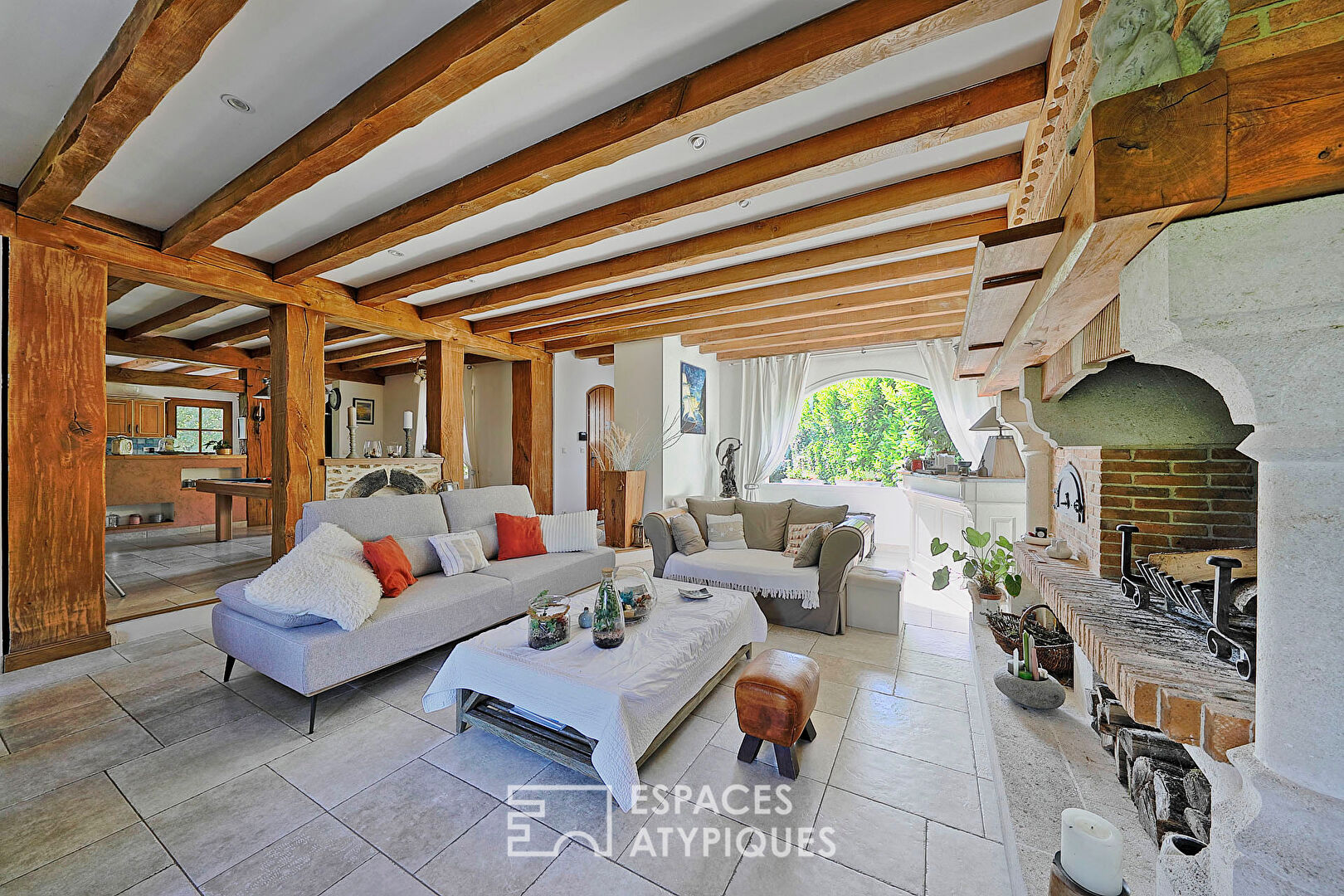 Maison contemporaine de caractère avec dépendance et jardin paysager
