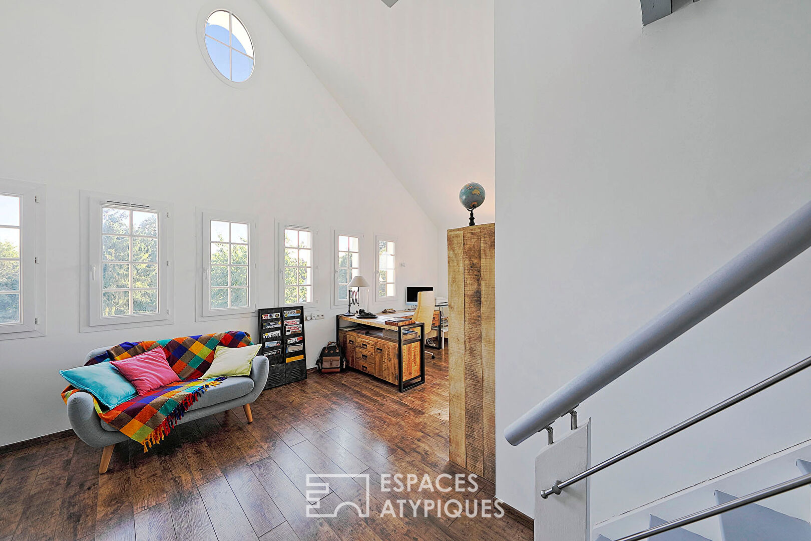 Maison contemporaine de caractère avec dépendance et jardin paysager