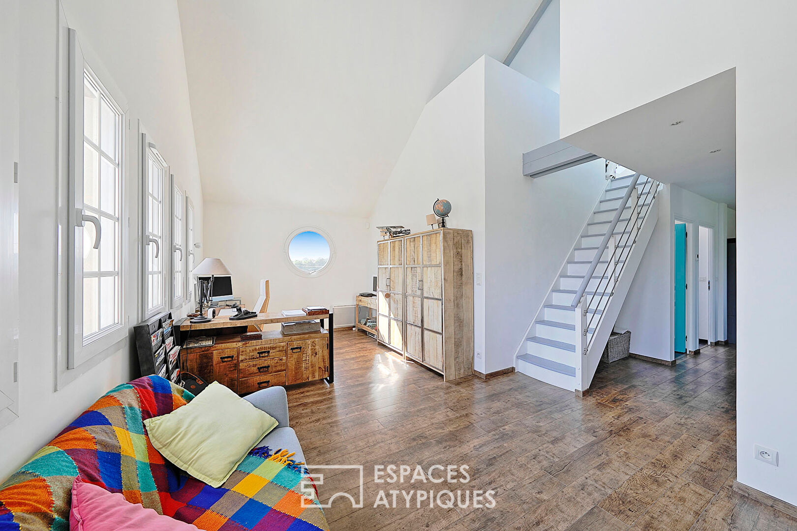 Maison contemporaine de caractère avec dépendance et jardin paysager