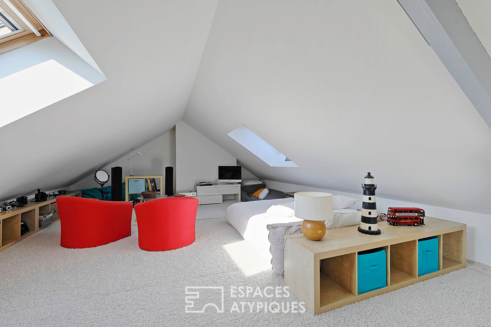 Maison contemporaine de caractère avec dépendance et jardin paysager