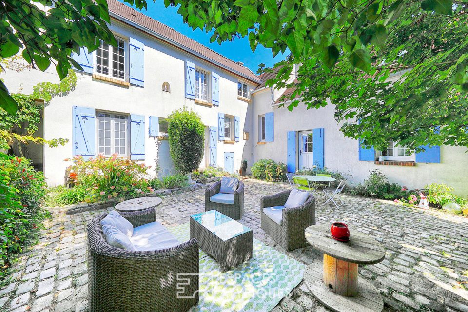Maison de caractère avec cour pavée et jardin arboré