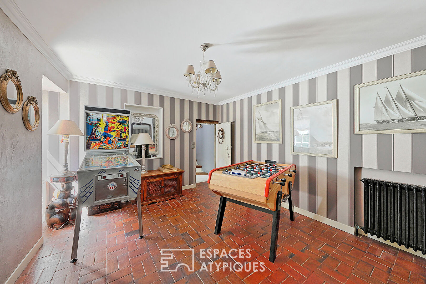 Maison de caractère avec cour pavée et jardin arboré