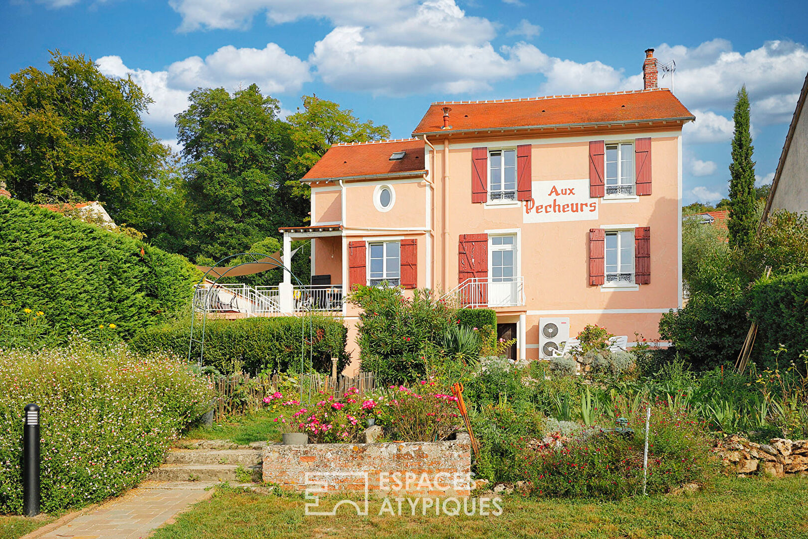 Former 1900 hotel-restaurant transformed into a family home on the banks of the Marne