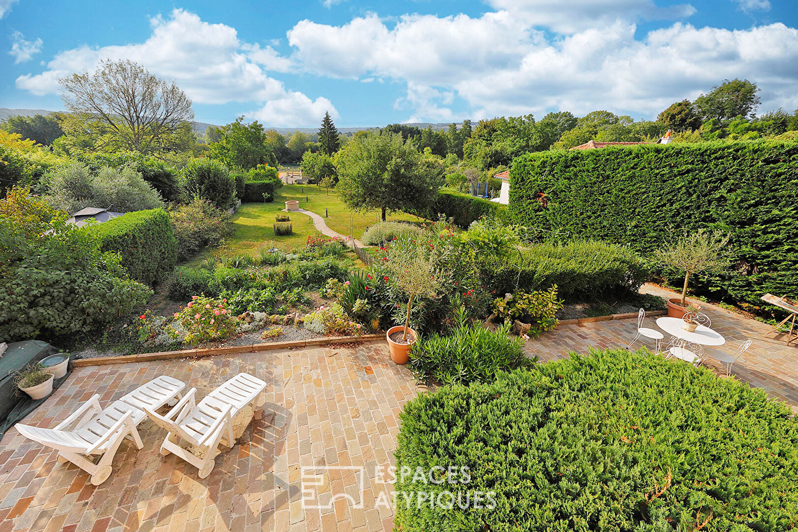 Former 1900 hotel-restaurant transformed into a family home on the banks of the Marne