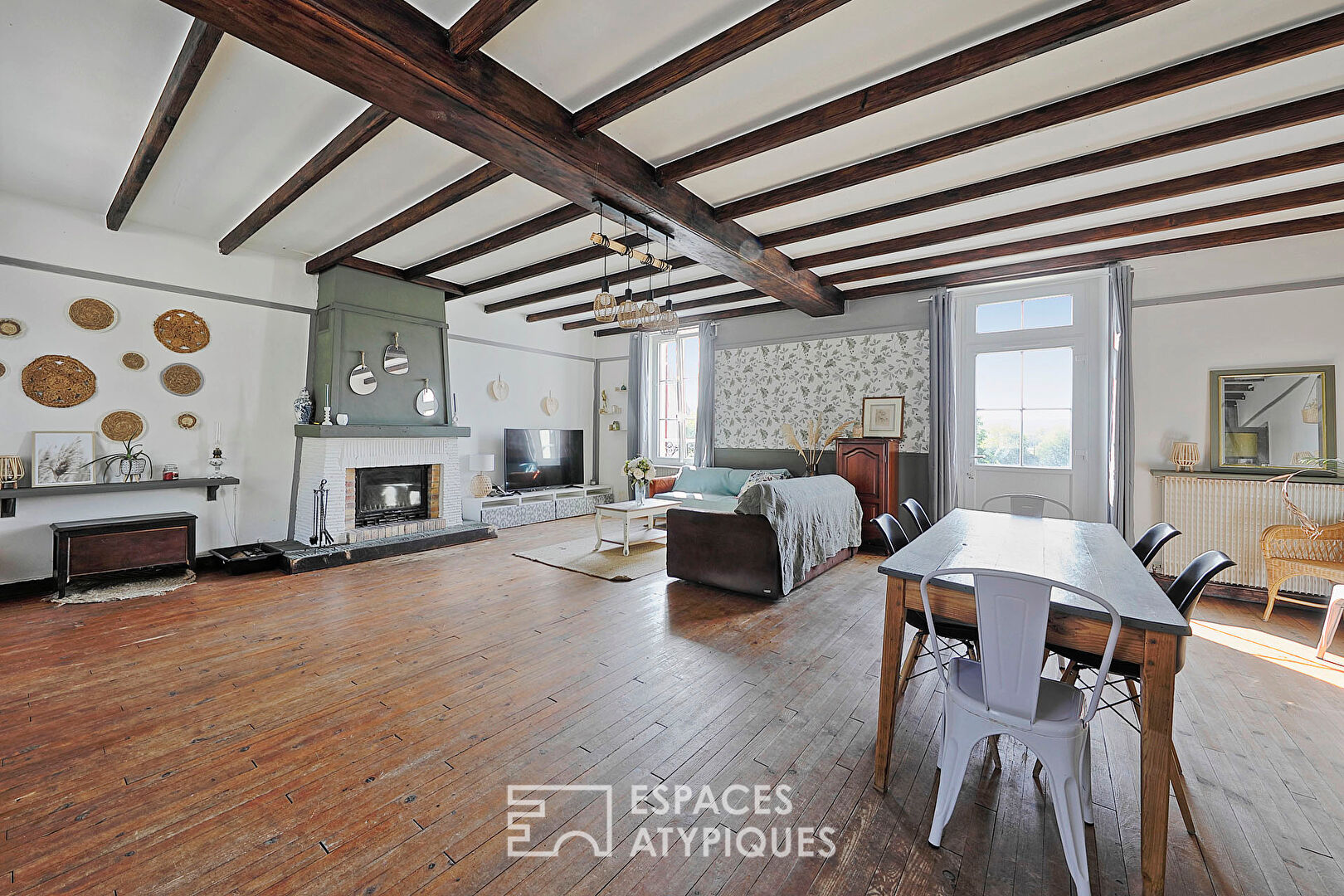 Former 1900 hotel-restaurant transformed into a family home on the banks of the Marne