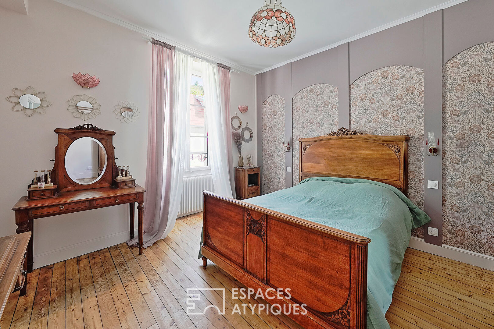 Former 1900 hotel-restaurant transformed into a family home on the banks of the Marne