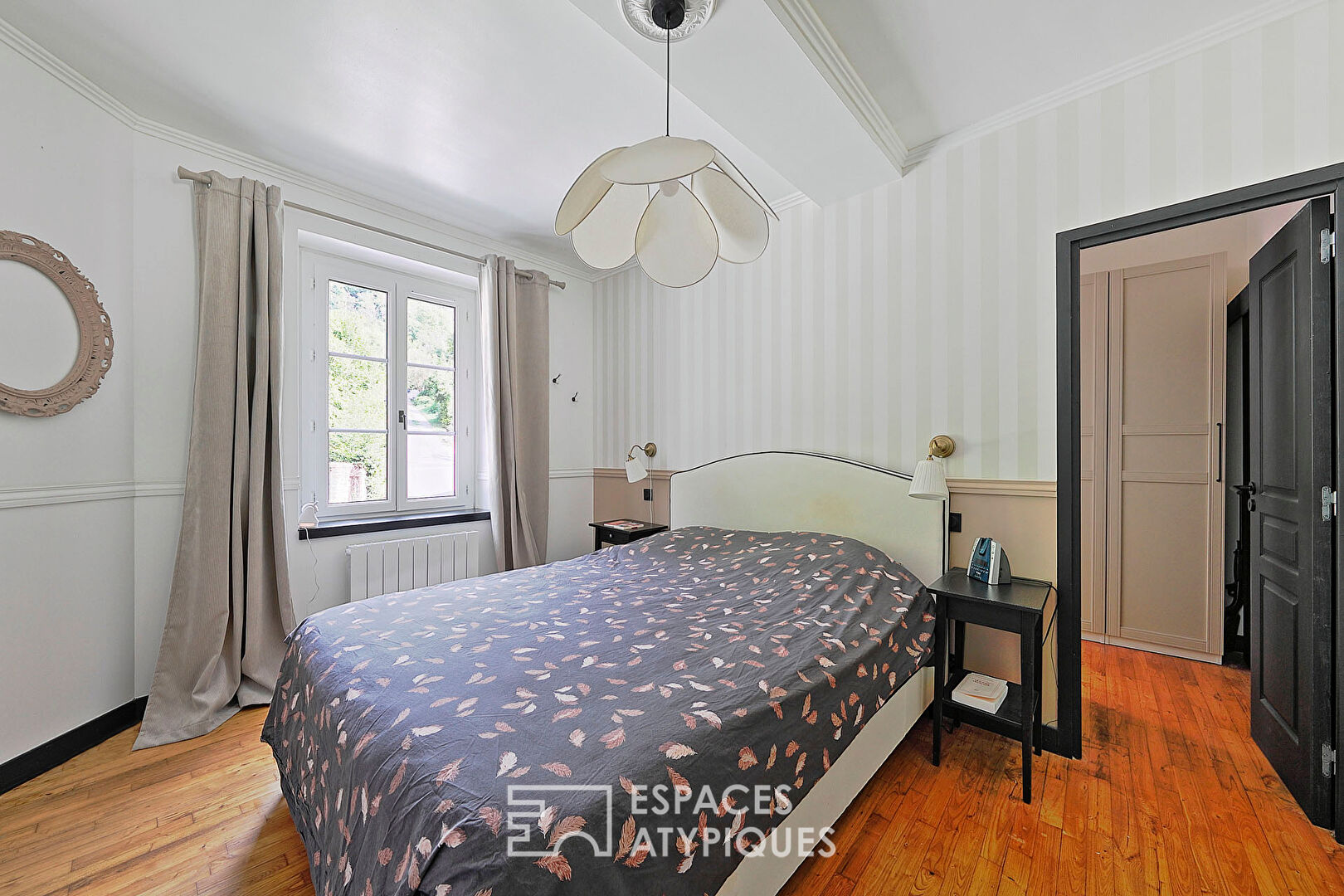 Former 1900 hotel-restaurant transformed into a family home on the banks of the Marne
