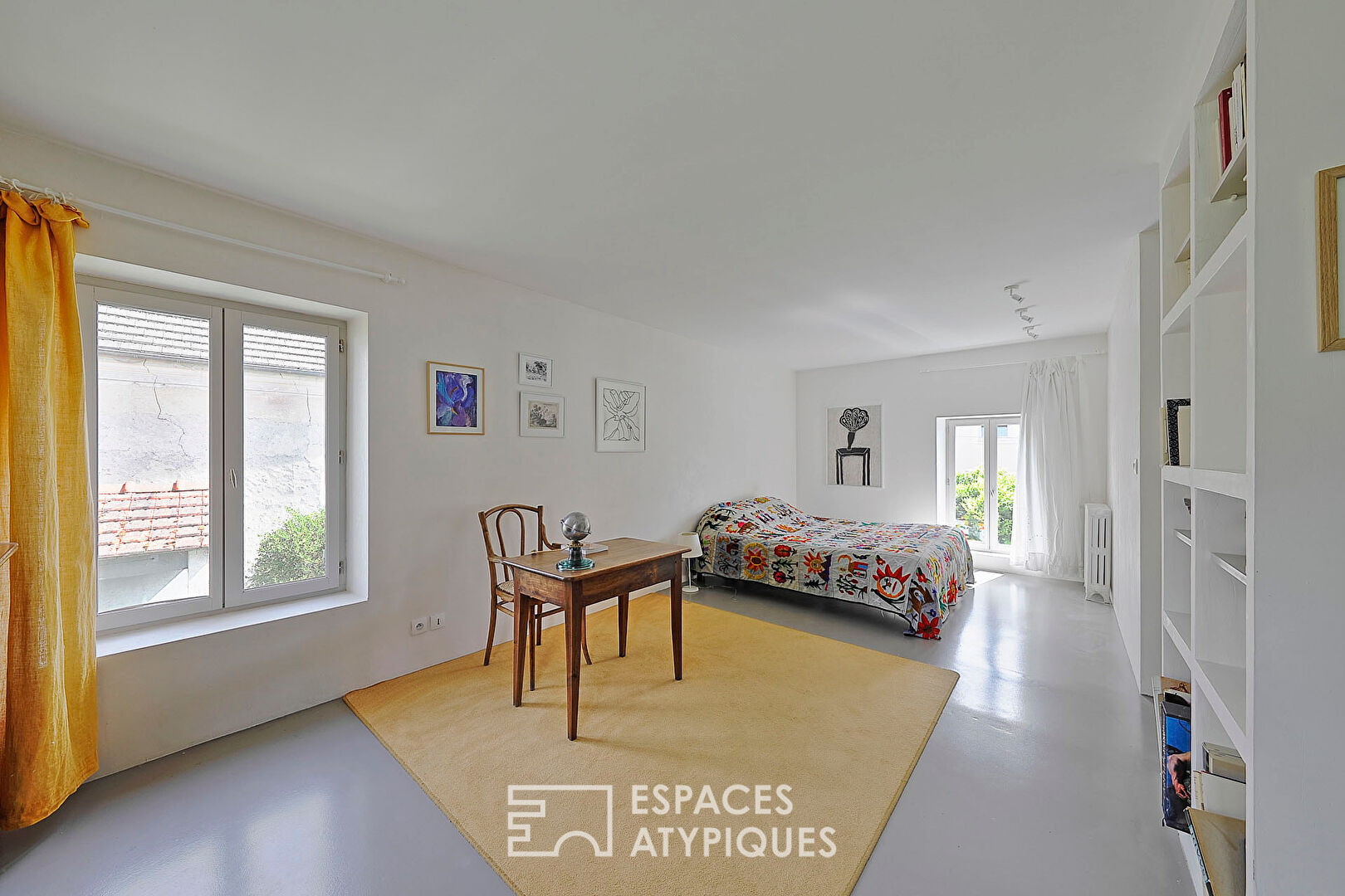 Ancienne fermette et maison rénovée, reliées par verrière et ateliers d’artistes