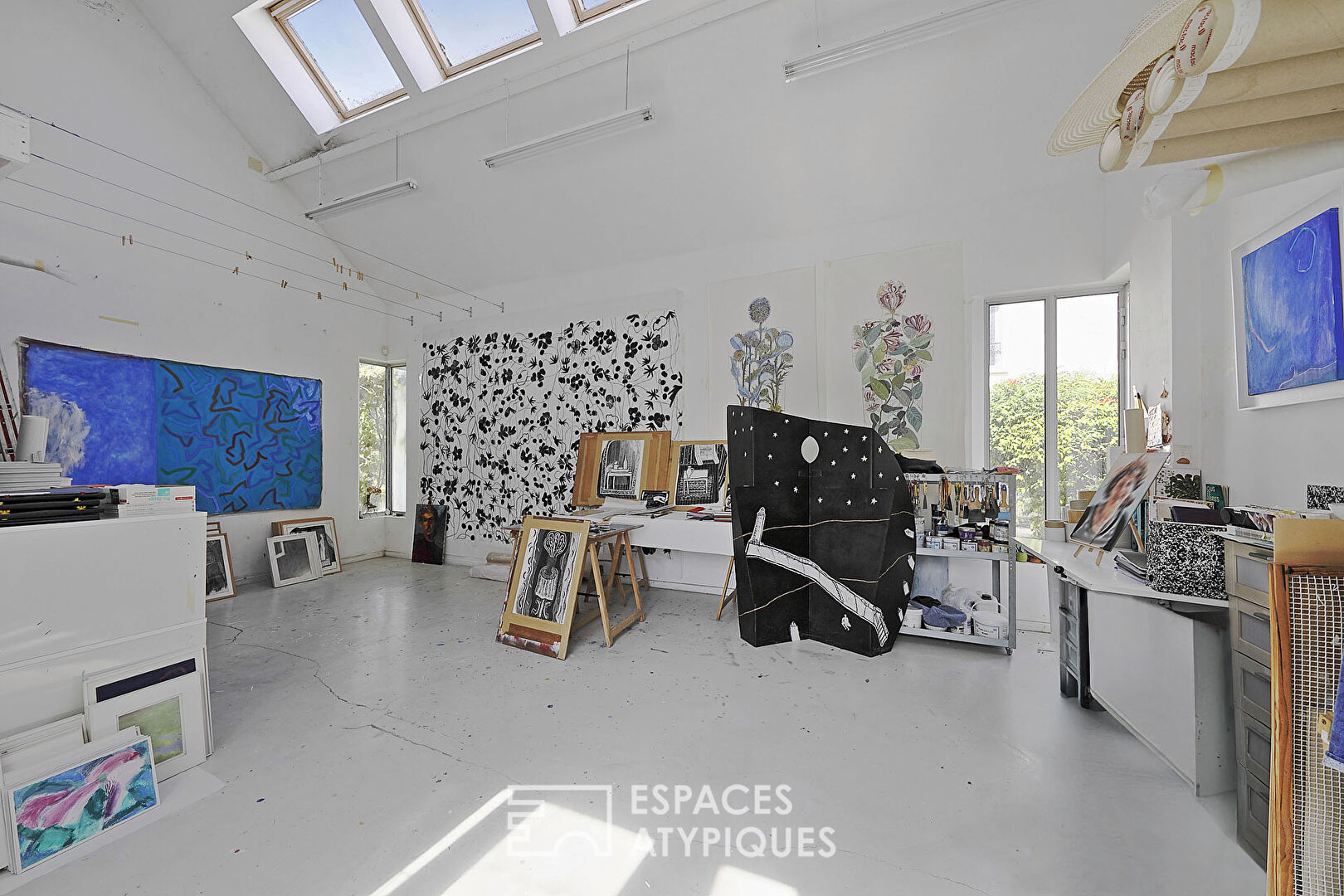 Ancienne fermette et maison rénovée, reliées par verrière et ateliers d’artistes