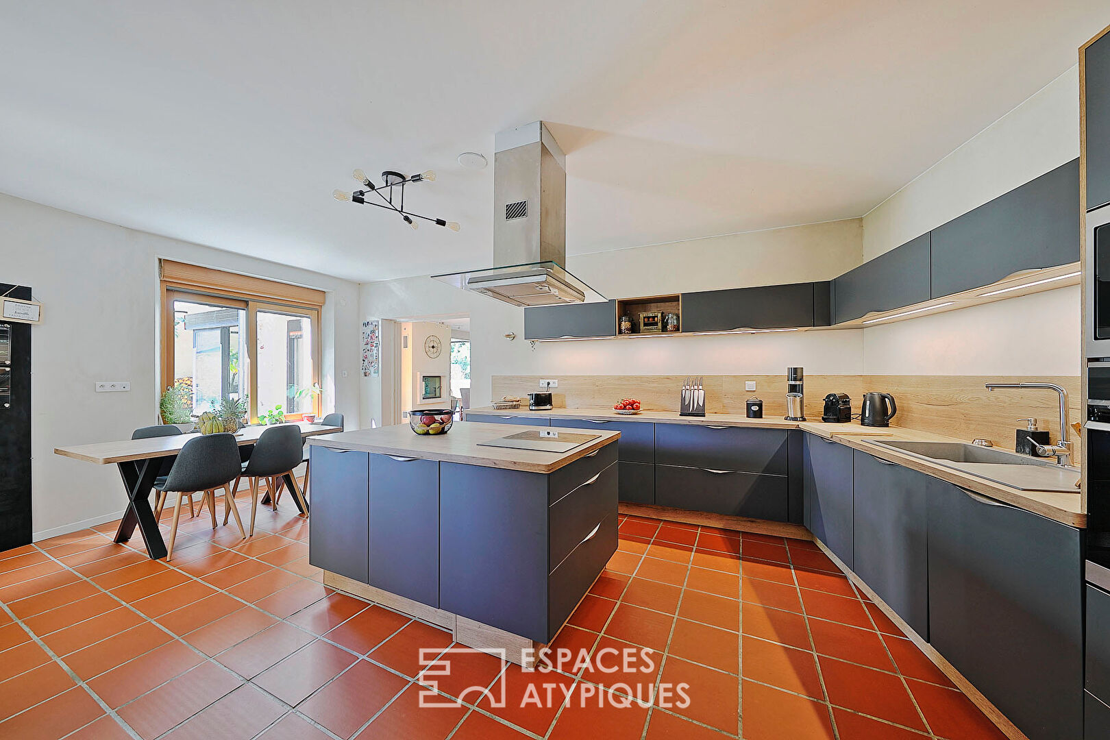 Authentique maison en pierre, rénovée avec piscine et esprit familial