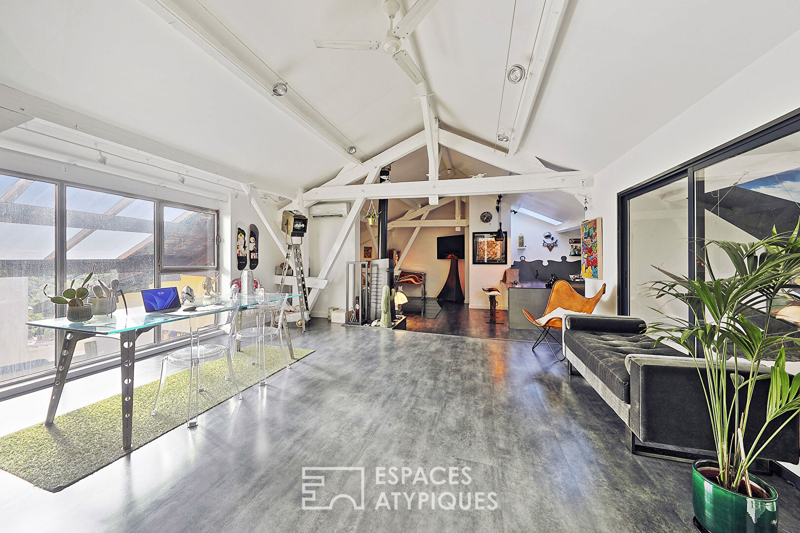 Maison style loft avec dépendance en rez-de-chaussée et jardin