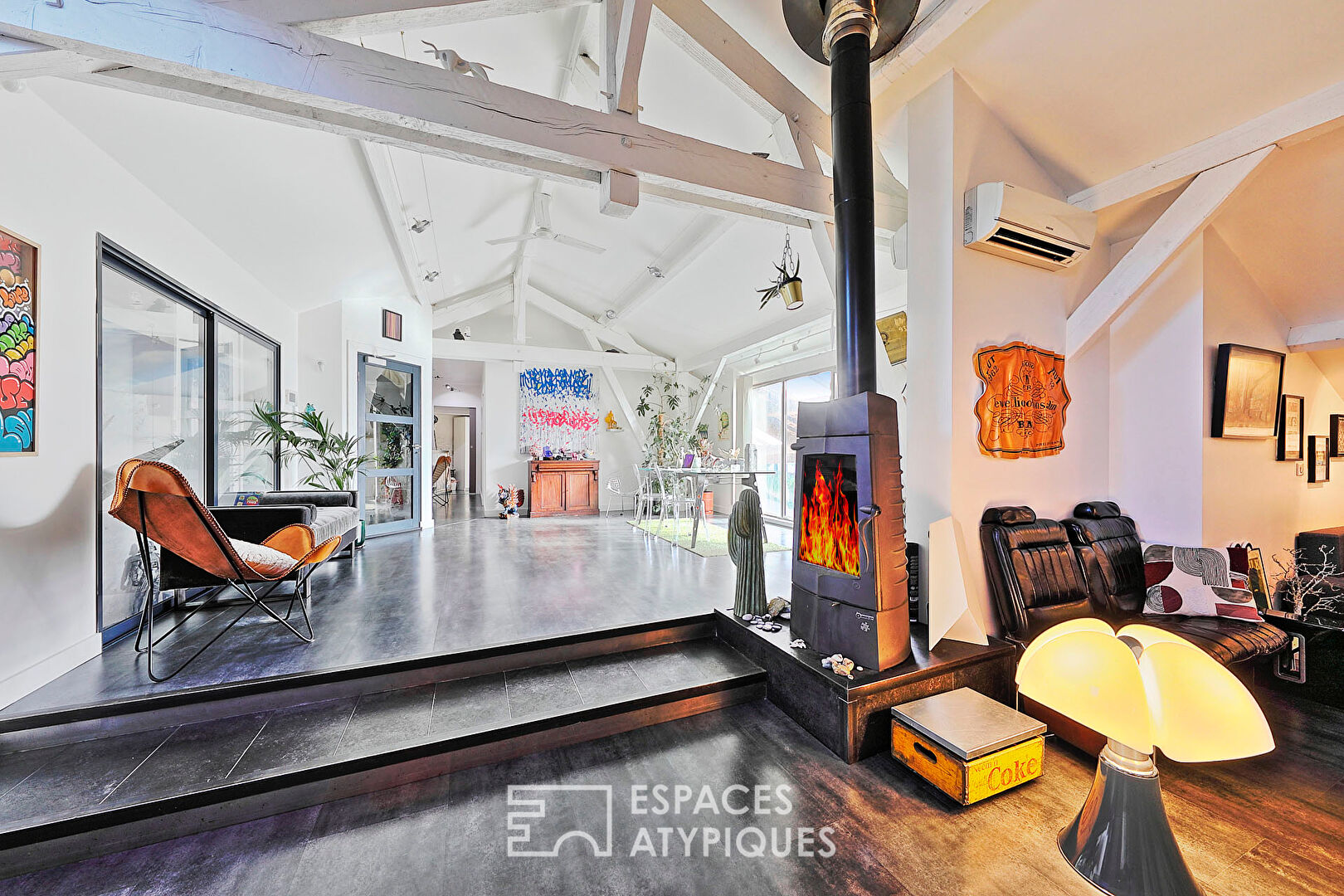 Maison style loft avec dépendance en rez-de-chaussée et jardin