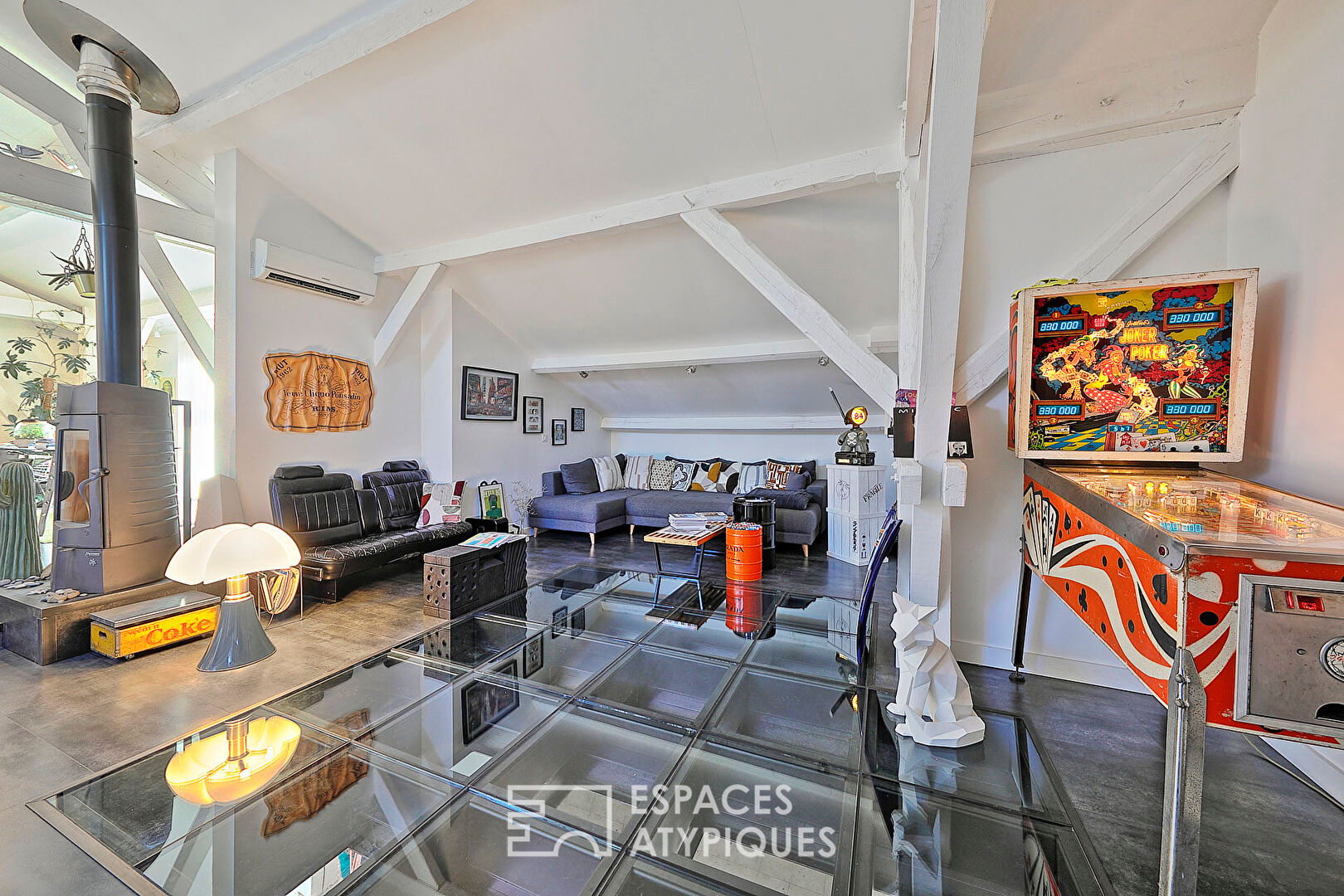 Maison style loft avec dépendance en rez-de-chaussée et jardin