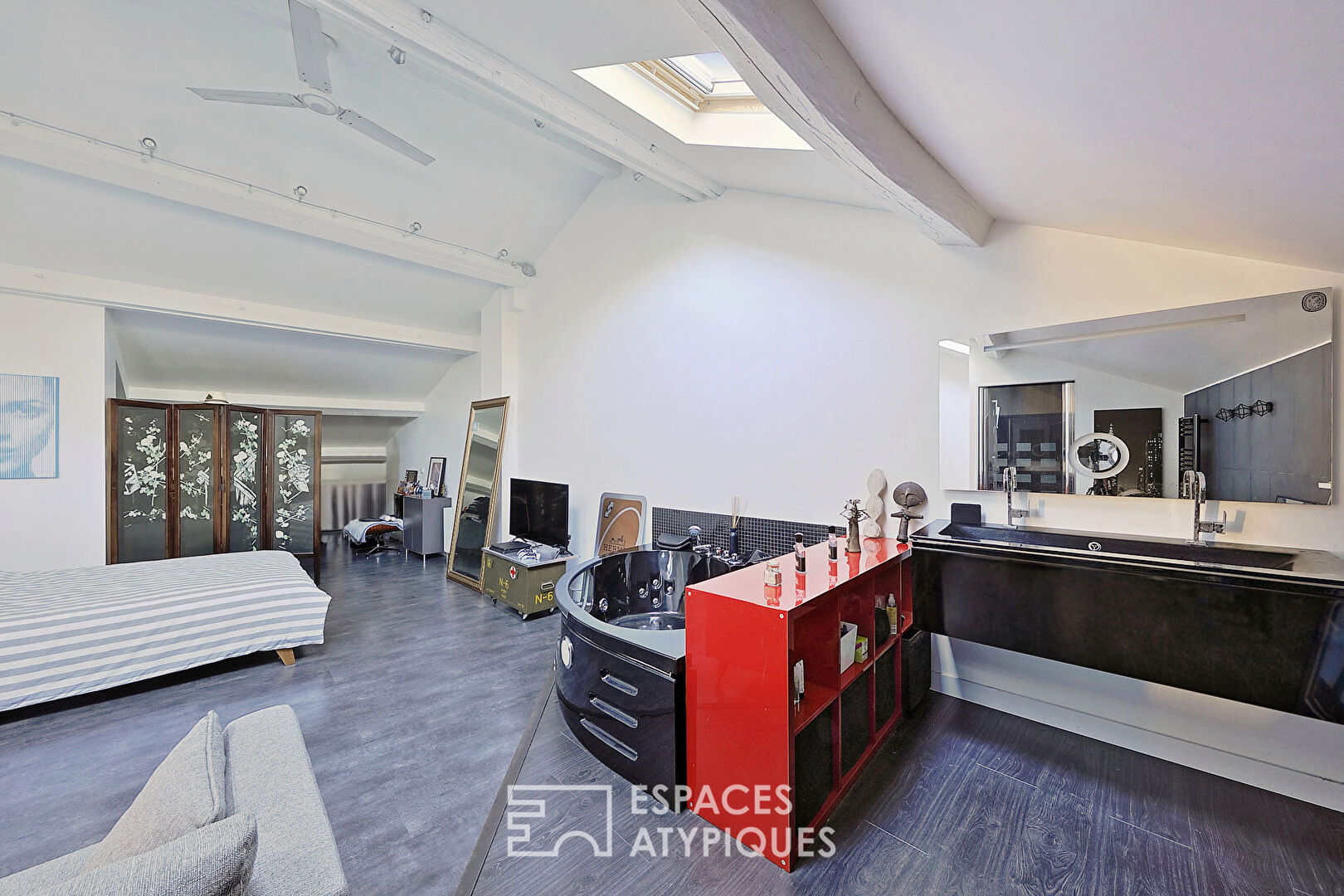 Maison style loft avec dépendance en rez-de-chaussée et jardin