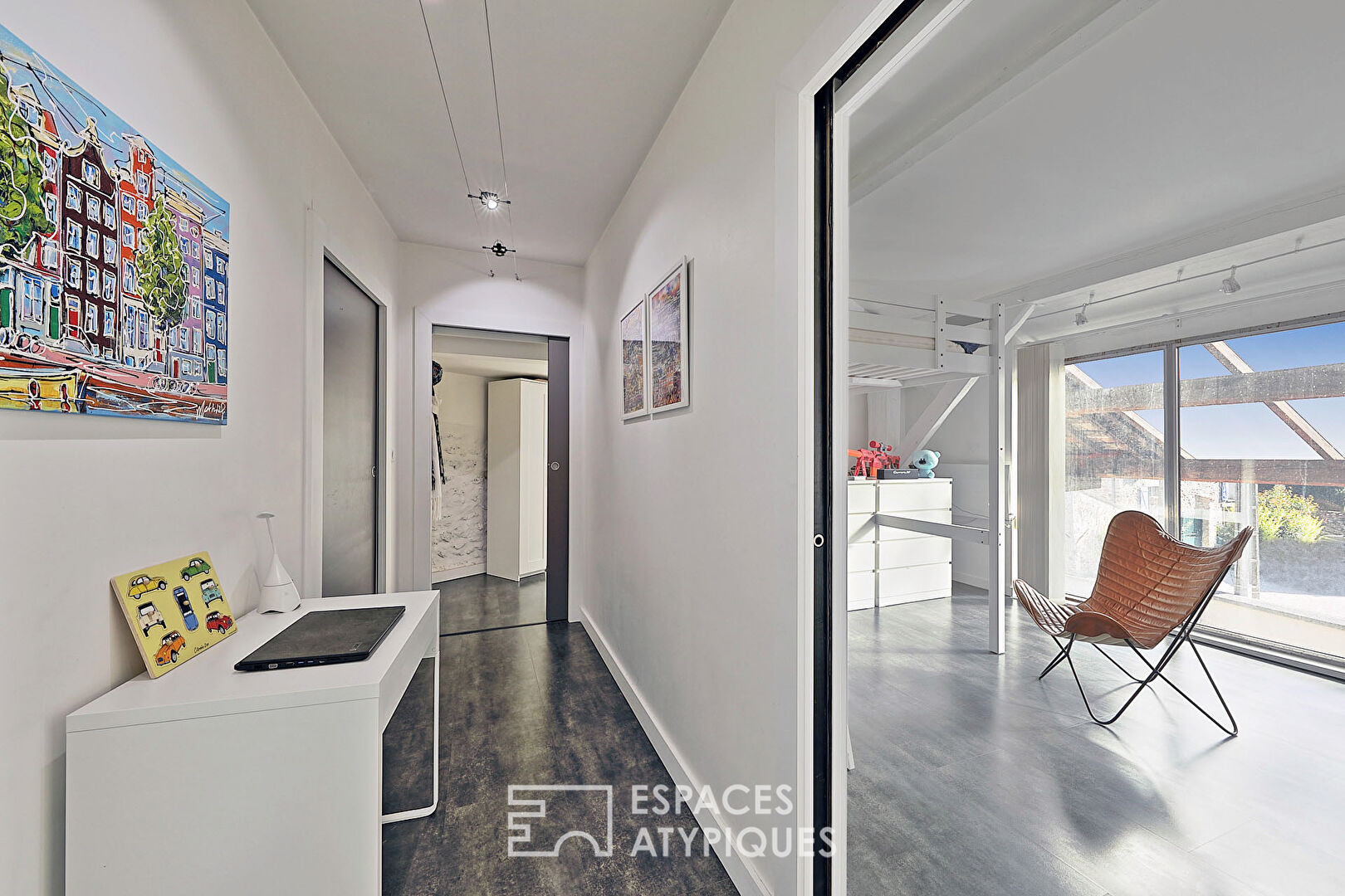 Maison style loft avec dépendance en rez-de-chaussée et jardin