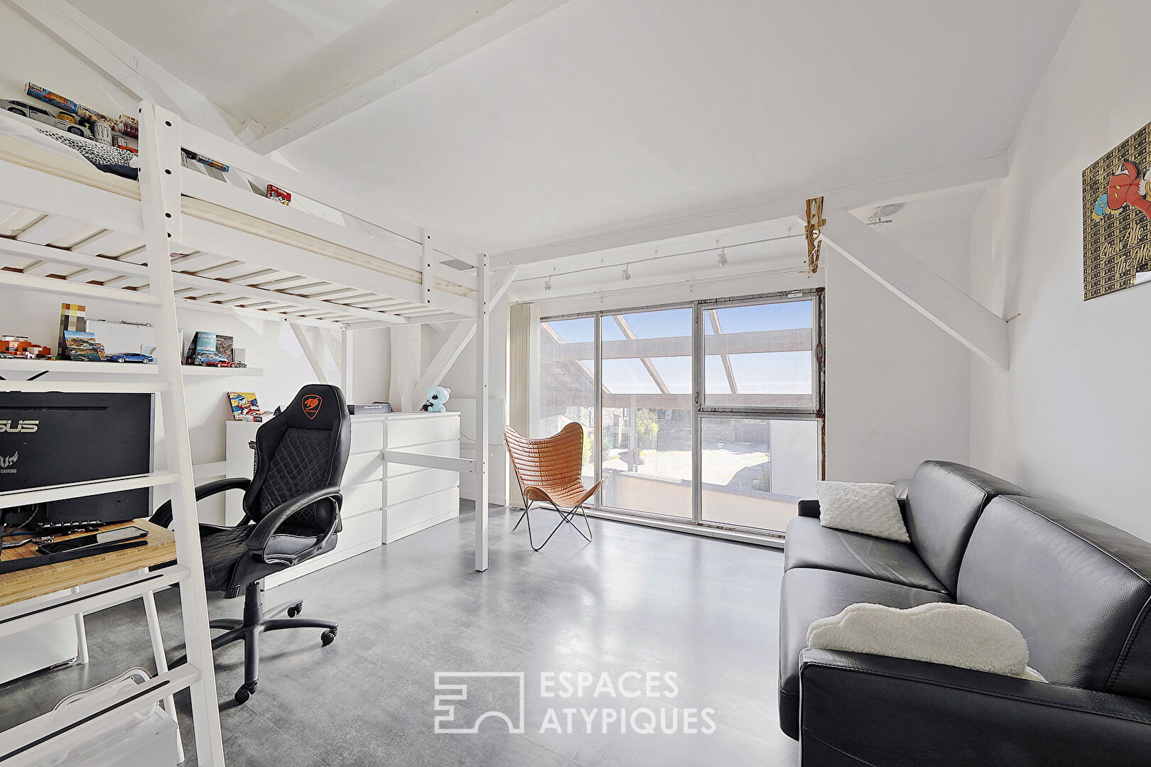 Maison style loft avec dépendance en rez-de-chaussée et jardin