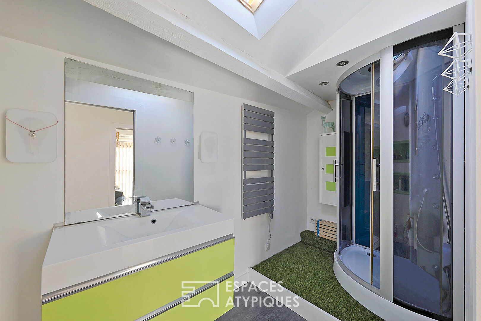 Maison style loft avec dépendance en rez-de-chaussée et jardin
