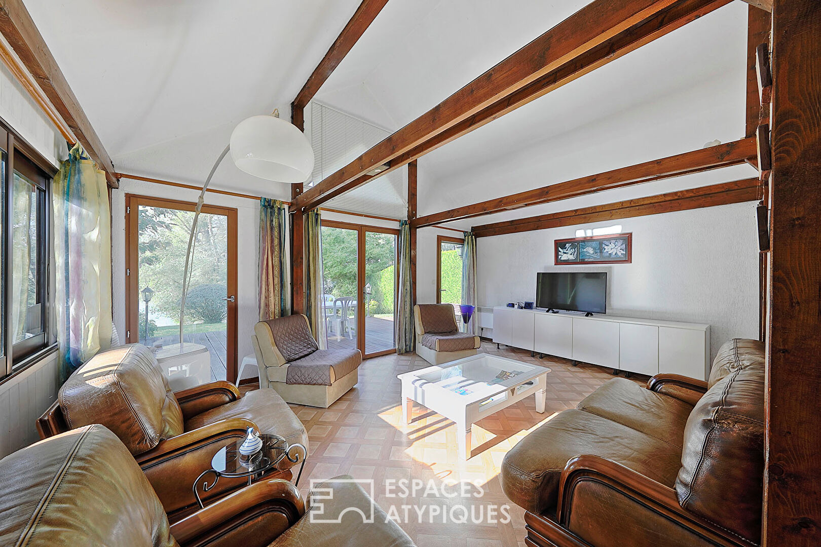 Maison en bois avec vue lac dans un domaine privé