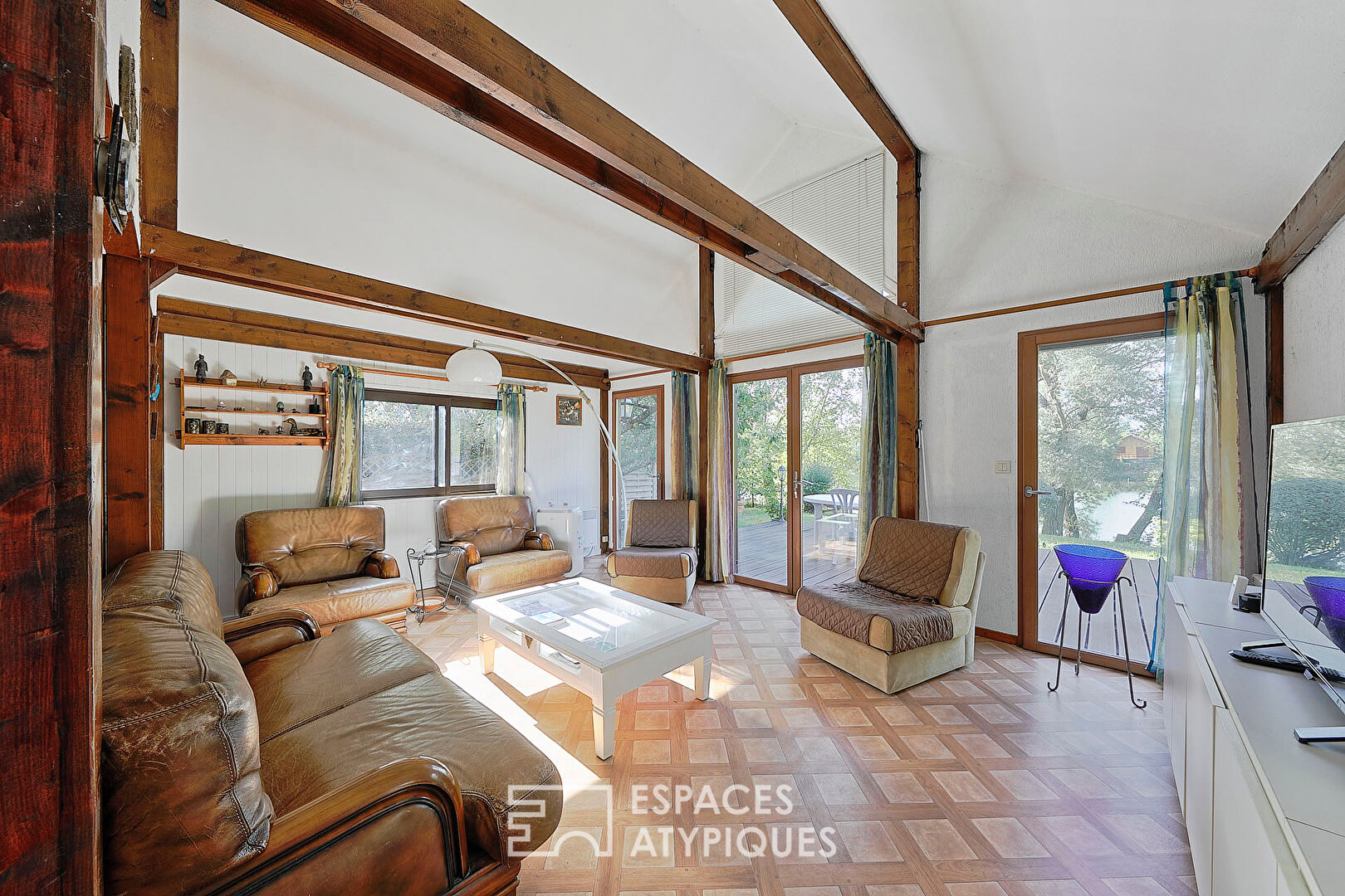 Maison en bois avec vue lac dans un domaine privé