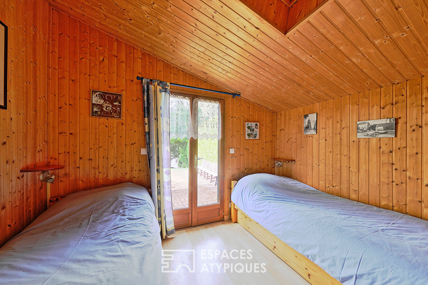 Maison en bois avec vue lac dans un domaine privé