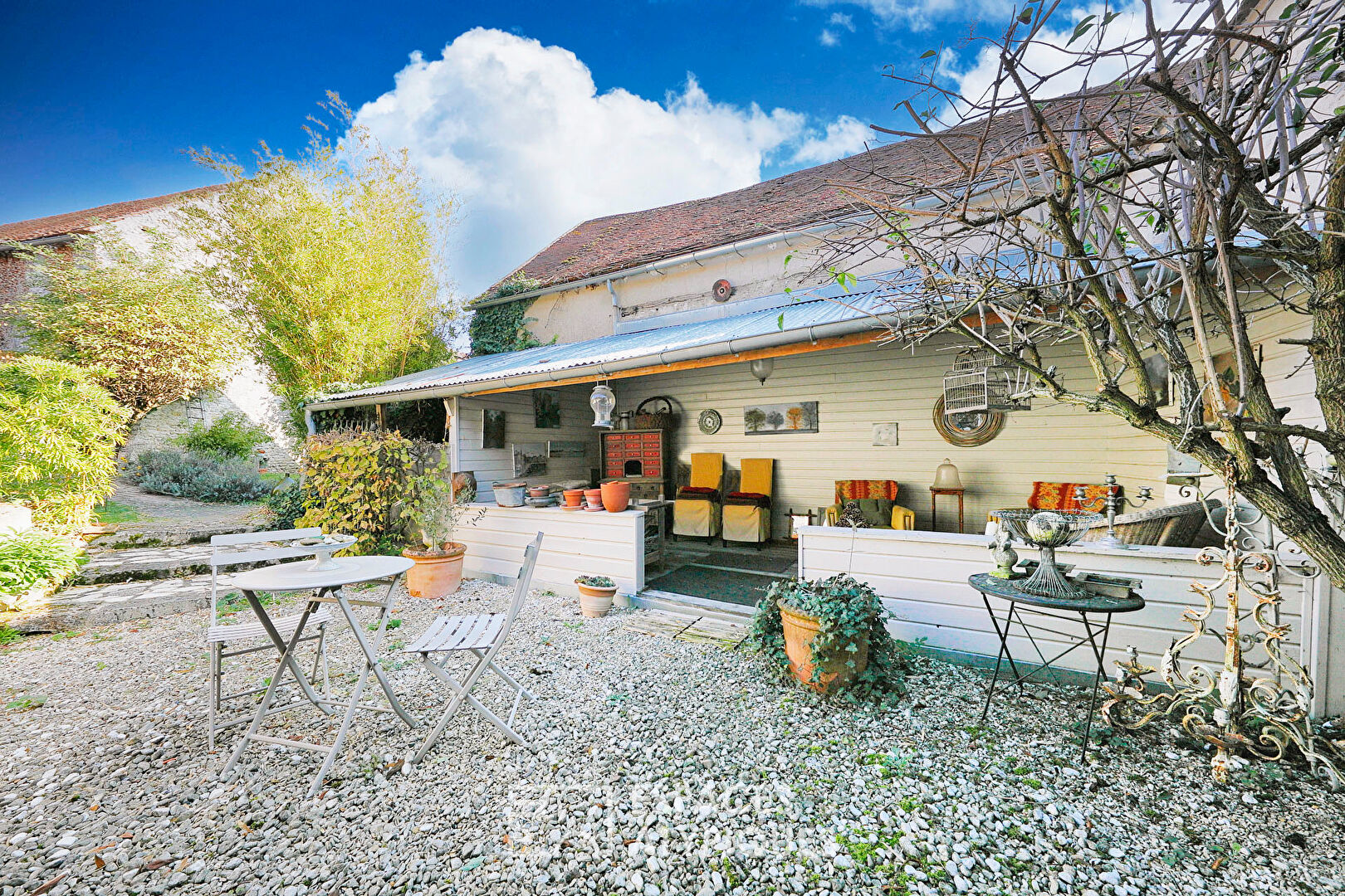 Maison de campagne et ses dépendances dans un écrin de verdure