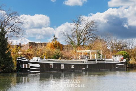 Péniche familiale dans un cadre verdoyant