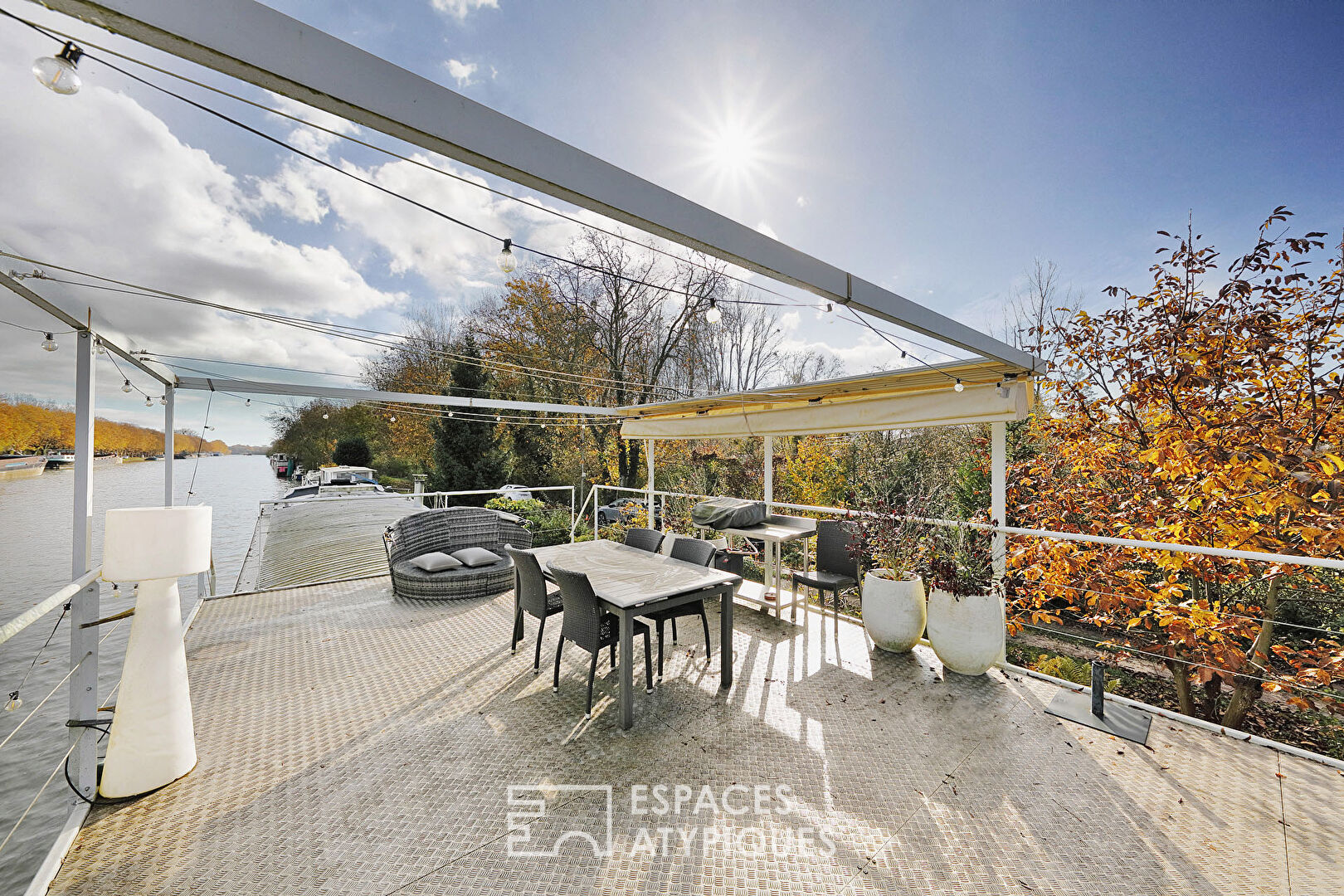 Péniche familiale dans un cadre verdoyant