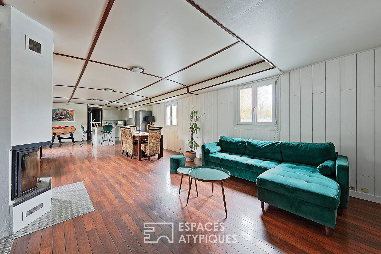 Péniche familiale dans un cadre verdoyant