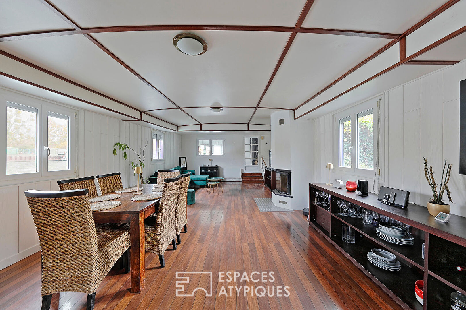 Péniche familiale dans un cadre verdoyant