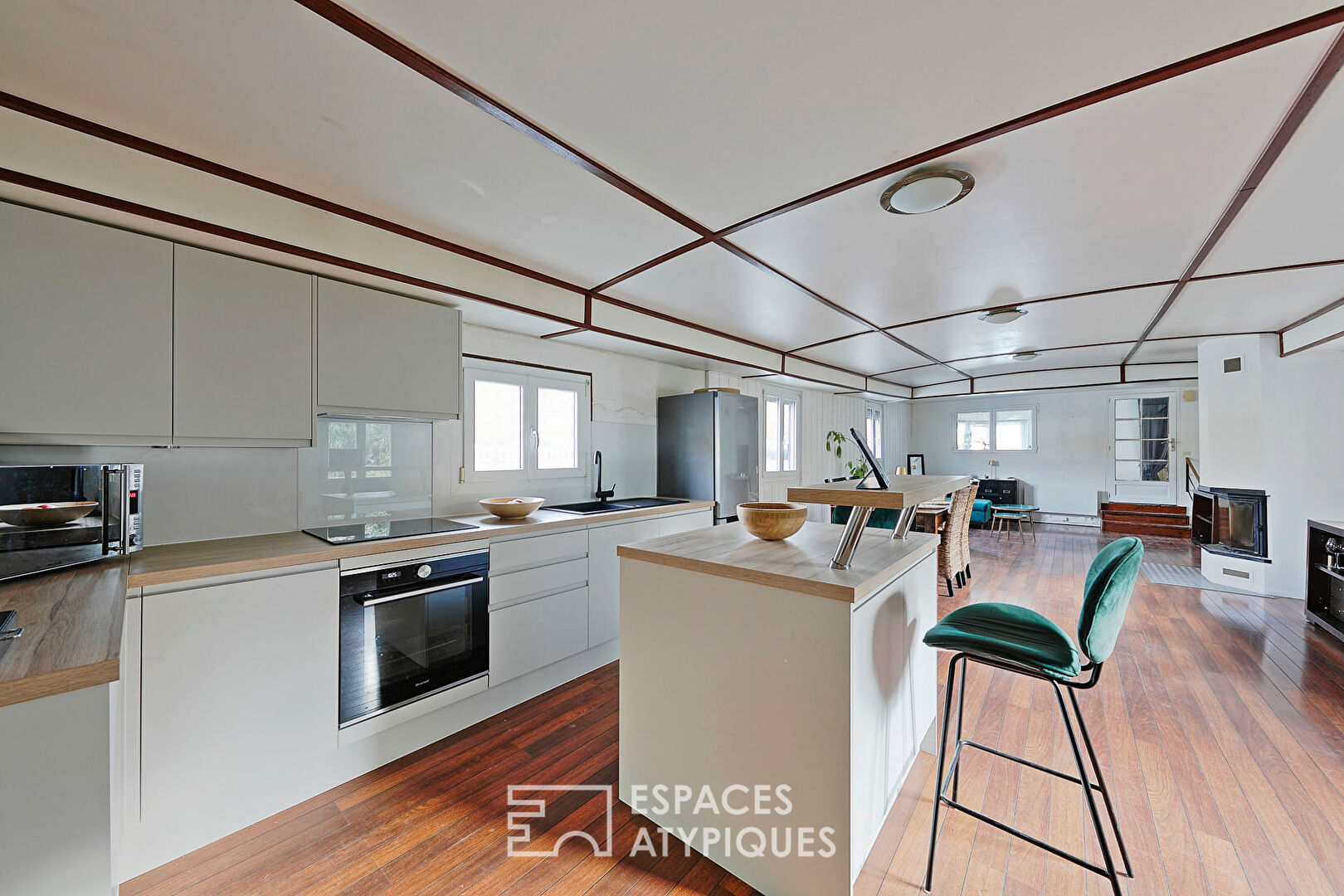 Péniche familiale dans un cadre verdoyant