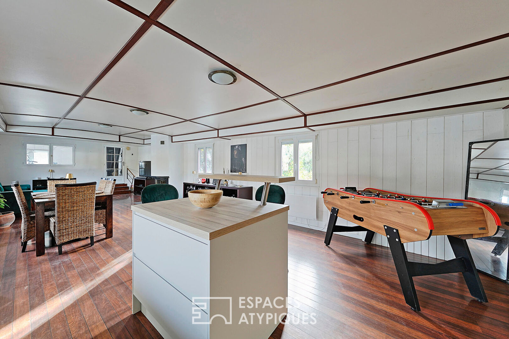 Péniche familiale dans un cadre verdoyant