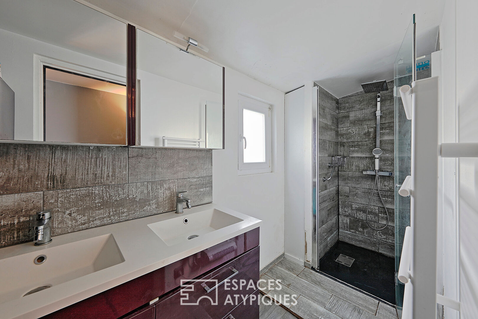 Péniche familiale dans un cadre verdoyant