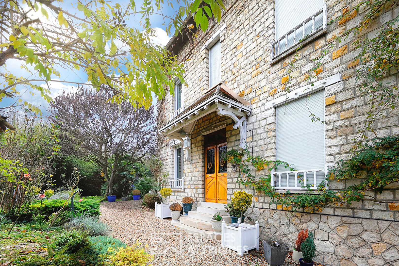 Maison bourgeoise en meulière avec piscine et jardin